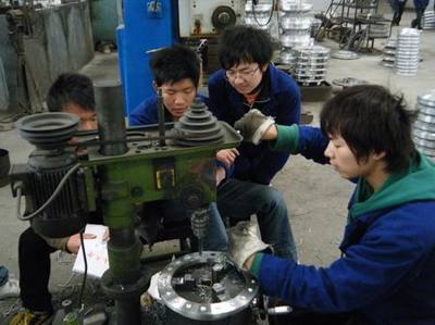 機械工程系學生在校辦工廠進行生產性實訓