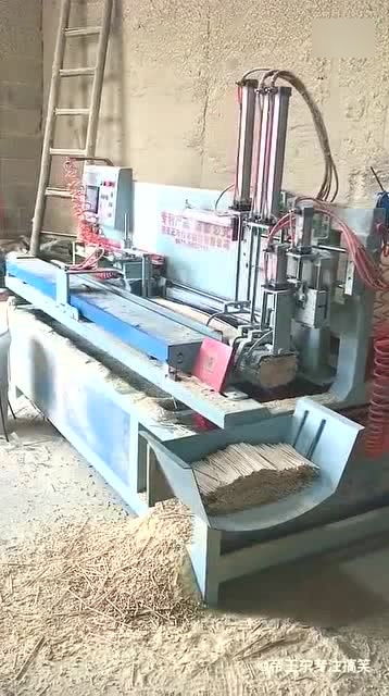 一次性筷子就是這個機器生產的,這生產環境,真的不敢恭維啊