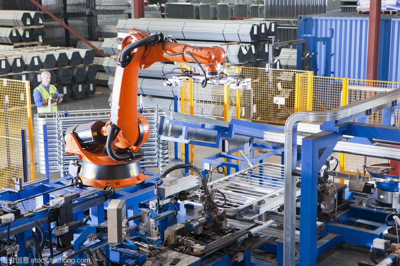 工人在制造工廠的生產線上控制機械吊裝