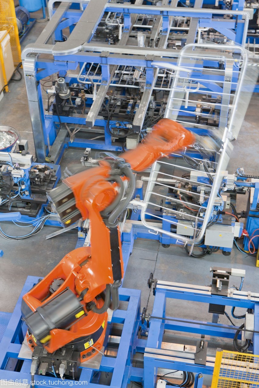 機械機械在制造工廠的生產線上吊起鋼圍欄