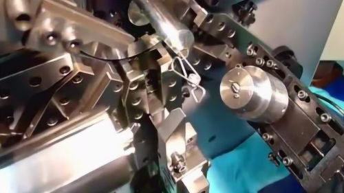 彈簧的機(jī)械化生產(chǎn)過程,按這樣的速度,一天能生產(chǎn)多少啊