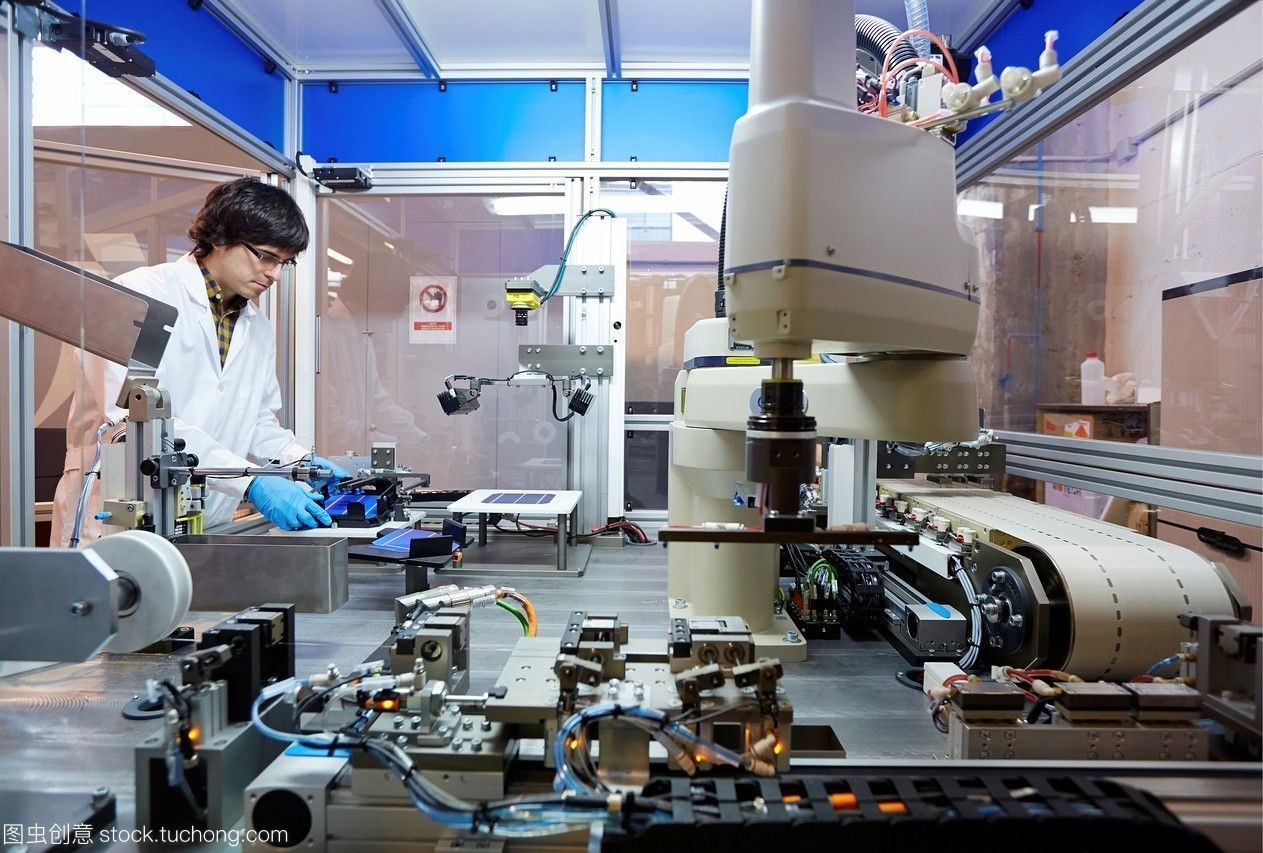 設備制造光伏電池弦。用于連接和焊接太陽能電池。使字符串。機械制造。能源和環境部門。tecnalia研究和創新。donostia。圣塞巴斯蒂安。gipuzkoa。巴斯克的國家。西班牙。歐洲。